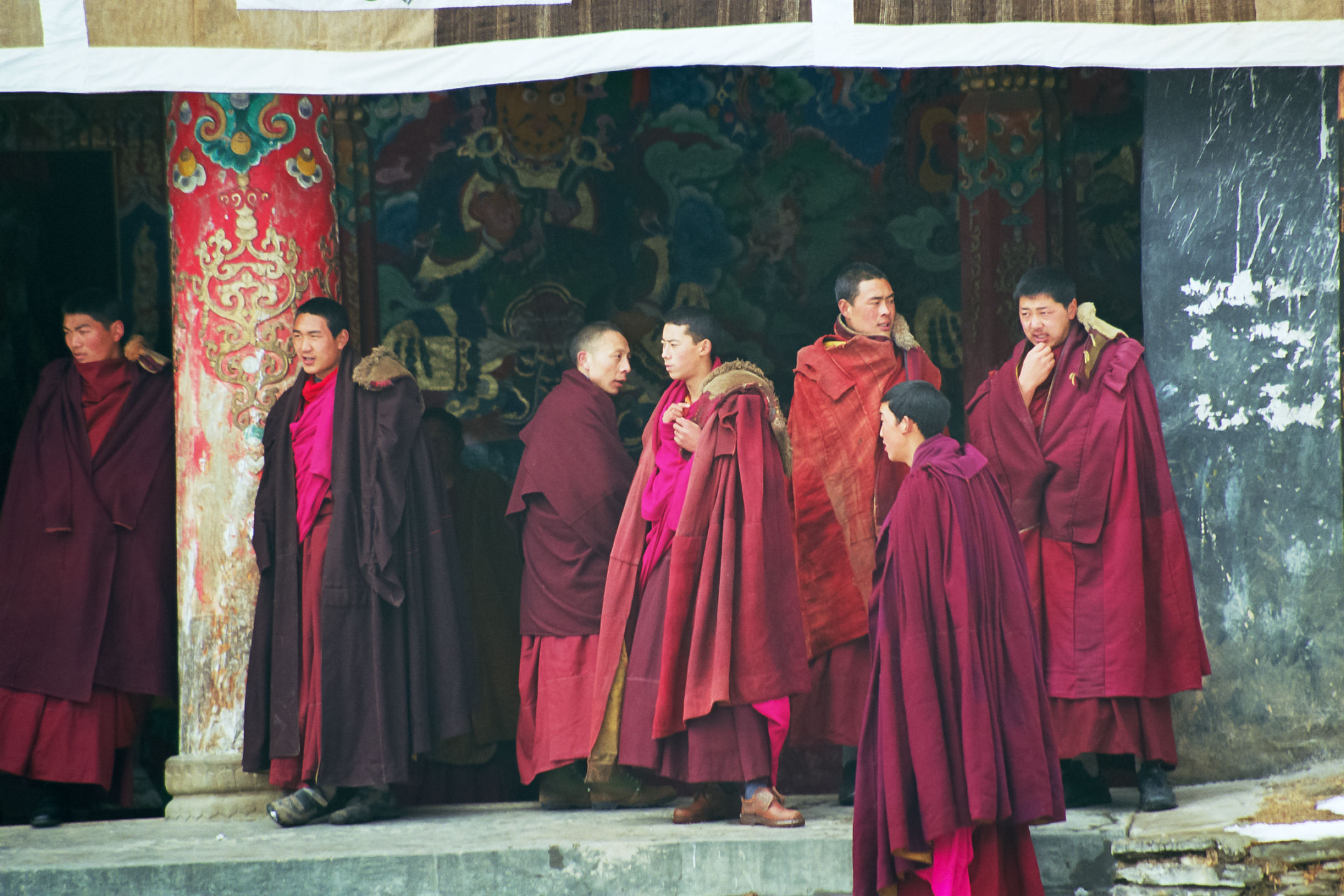 photo : moines, montagnes du Sichuan, Chine