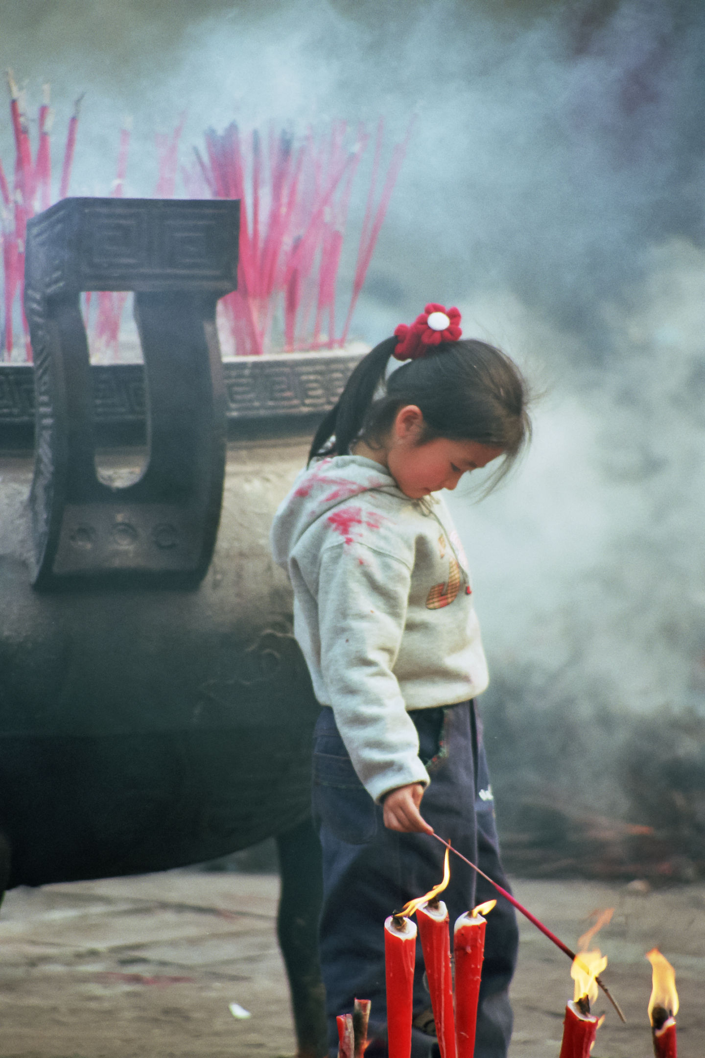 photo : enfant allumant une bougie, temple Wenshu, Chengdu, Chine