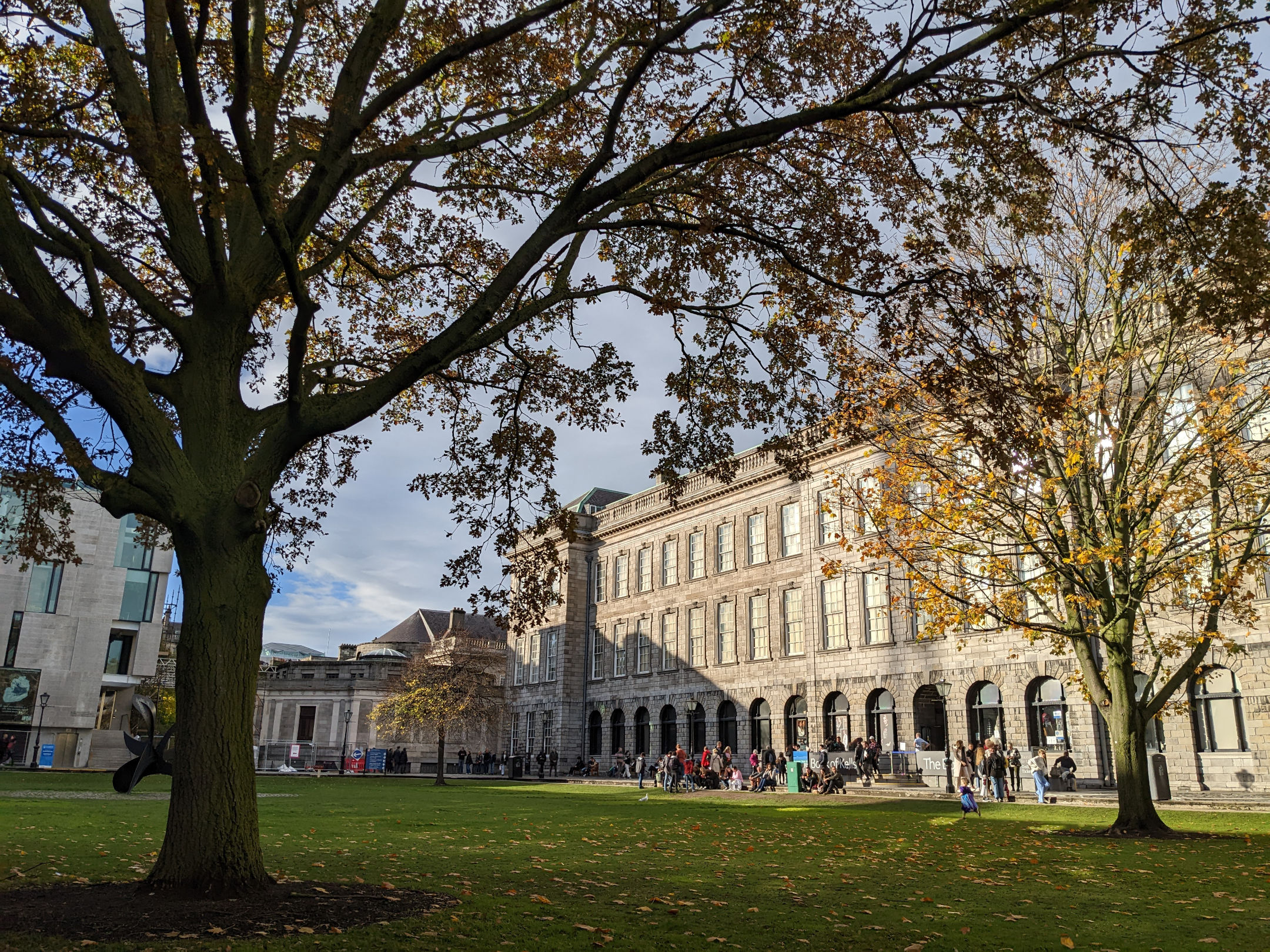 photo : Ireland, Dublin, Trinity College, Library Square