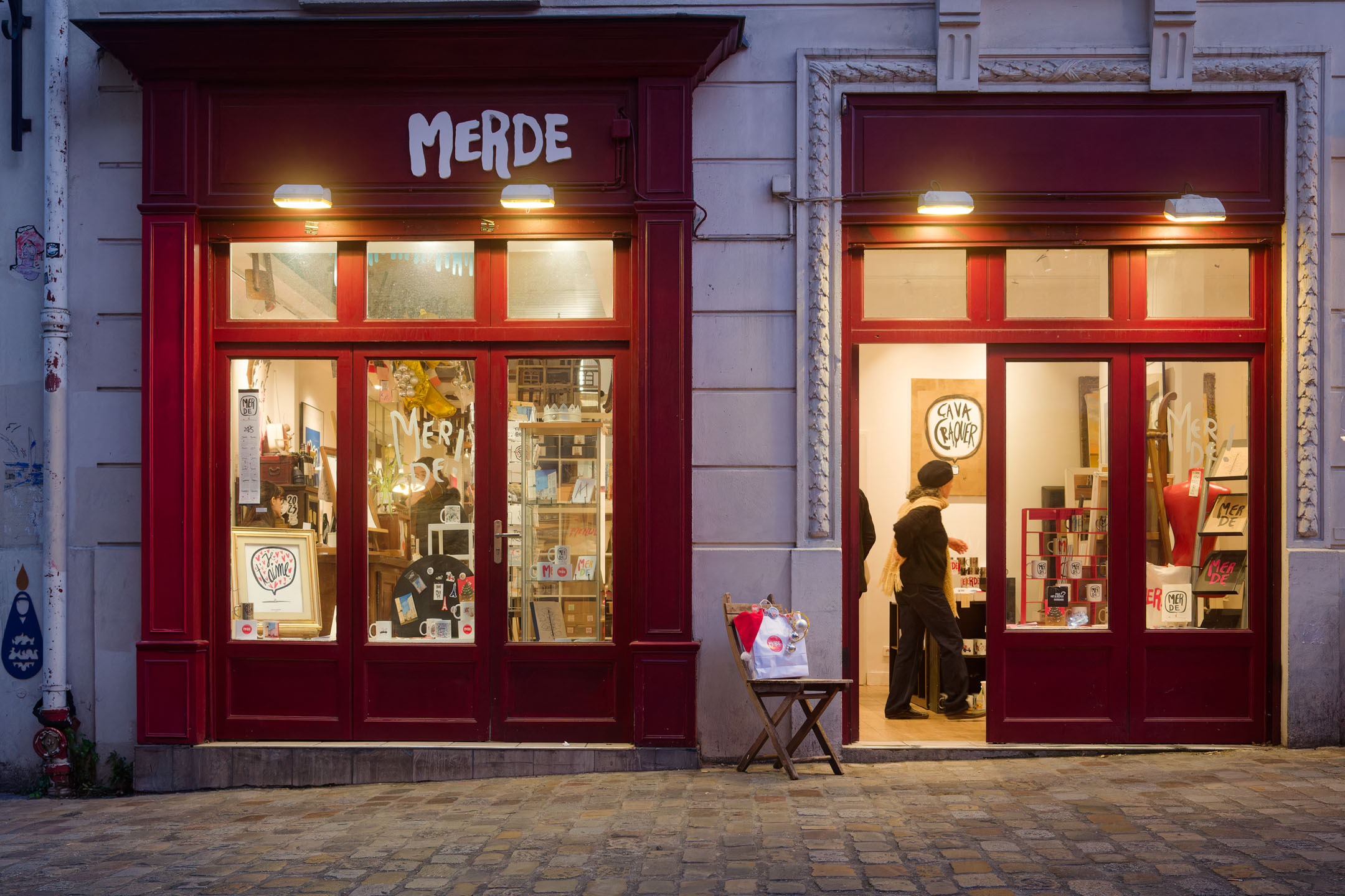 photo : France, Paris, Montmartre, Rue Ravignan, Galerie Merde