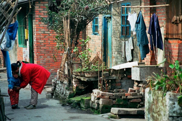 Photo : Chinoise et sa fille dans une traditionnelle de Chengdu dans le Sichuan, Chine.