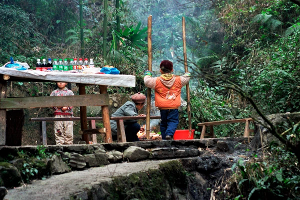 Photo : Étalage de boissons sur le chemin des pèlerins dans les montagnes du Sichuan, Chine.