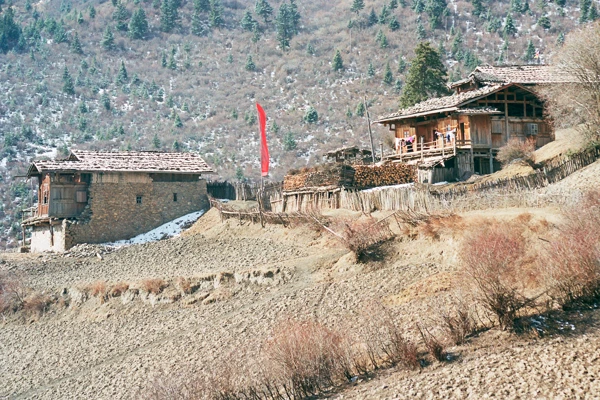 Photo : Maisons tibétaines traditionnelles des régions rurales de montagne du Sichuan occidental, Chine.