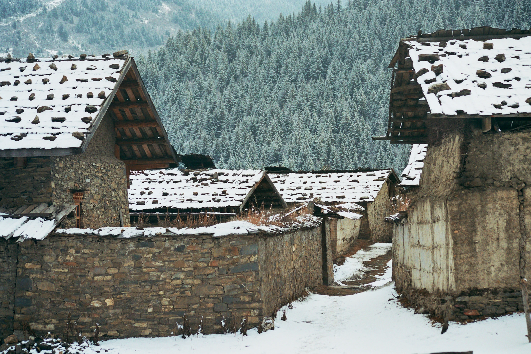 Photo : Village montagnard traditionnel, Sichuan, Chine.