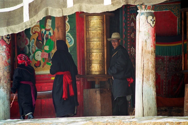 Photo : Rouleaux de prière d'un monastère de montagne, Parc Naturel National de Jiuzhaigou, Sichuan, Chine.