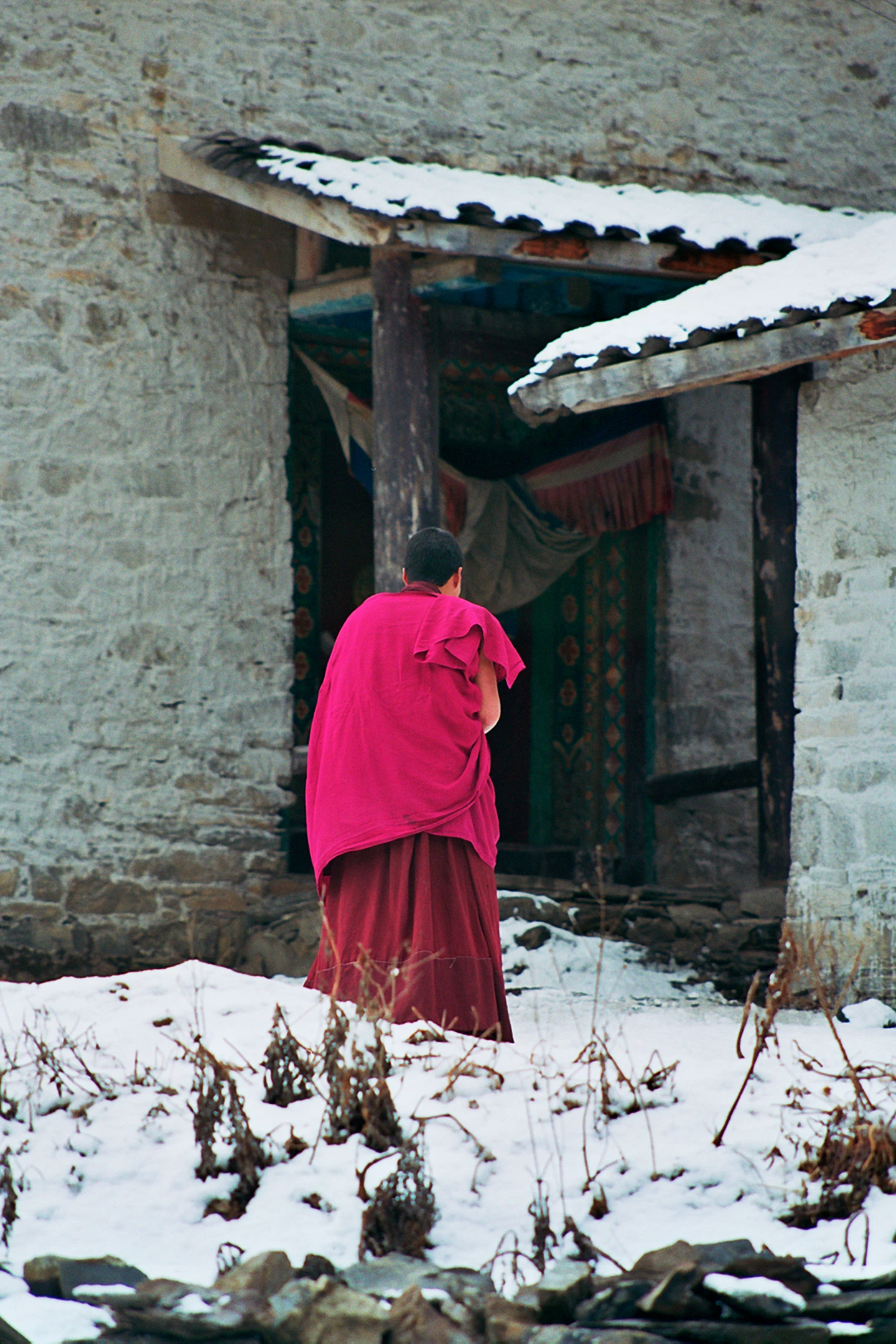 Photo : Moine dans la neige d'un monastère de montagne, Parc Naturel National de Jiuzhaigou, Sichuan, Chine.