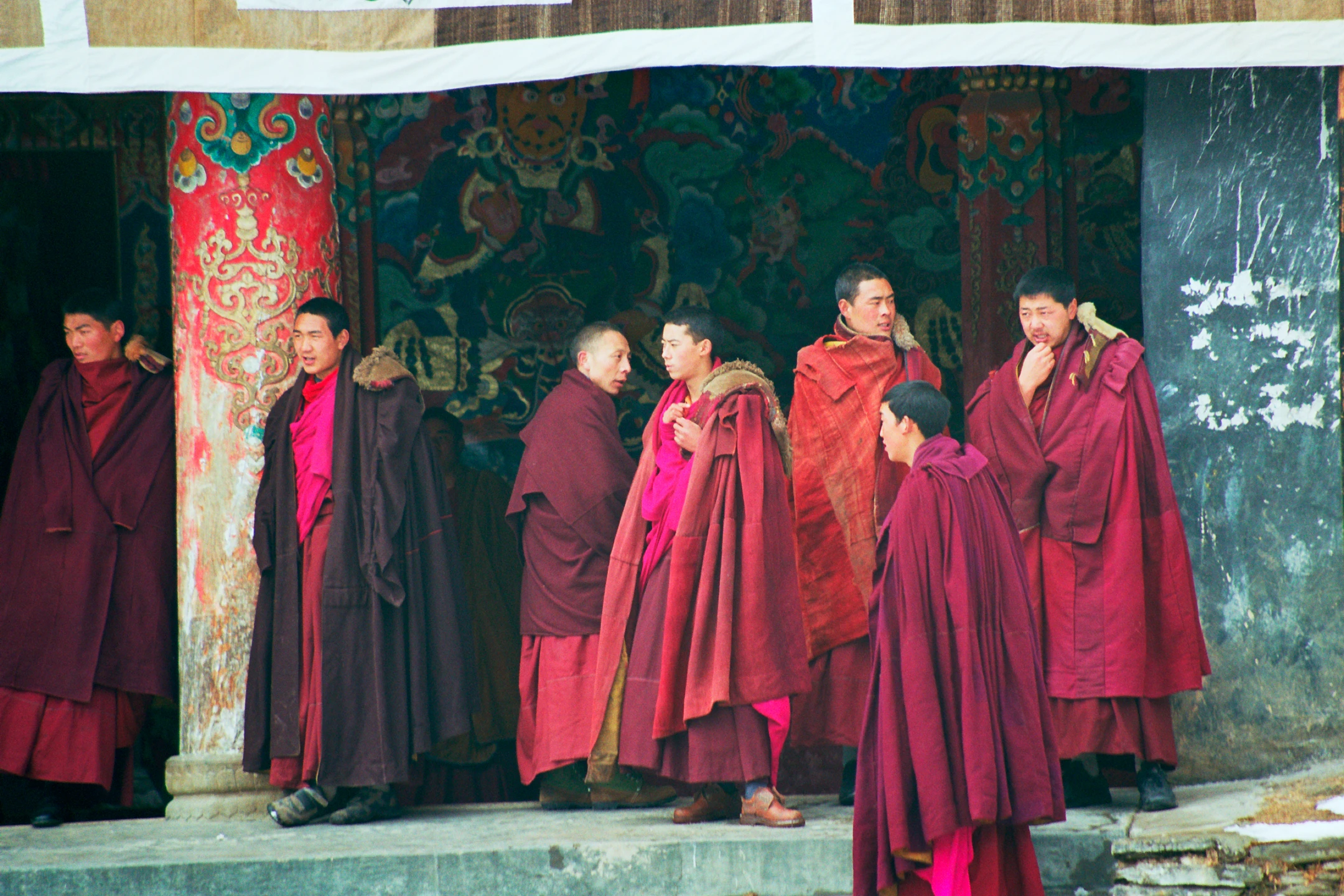 Photo : Moines d'un monastère de montagne, Parc Naturel National de Jiuzhaigou, Sichuan, Chine.