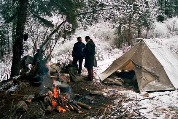 Photo : Bivouac en montagne dans la neige, Parc Naturel National de Jiuzhaigou, Sichuan, Chine.