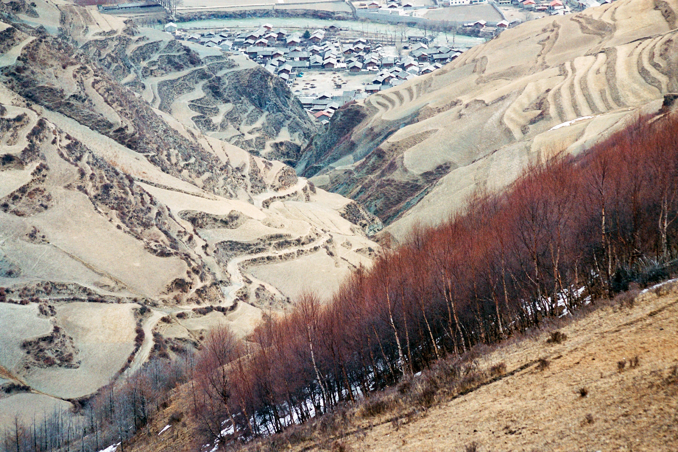 Photo : Montagne escarpées et village du Parc National de Jiuzhaigou, Sichuan, Chine.