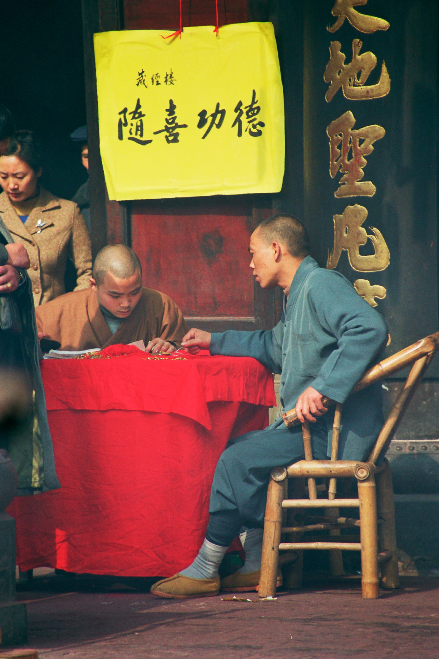 Photo : Moines faisant du commerce – Temple Wenshu, Chengdu, Sichuan, Chine.