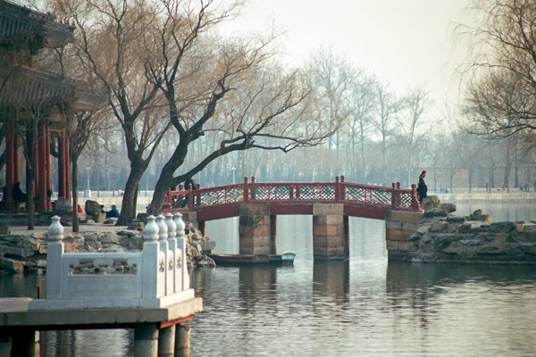 Photo : Pont de bois sur le lac Kunming, Palais d'Été, Haidan, Chine.
