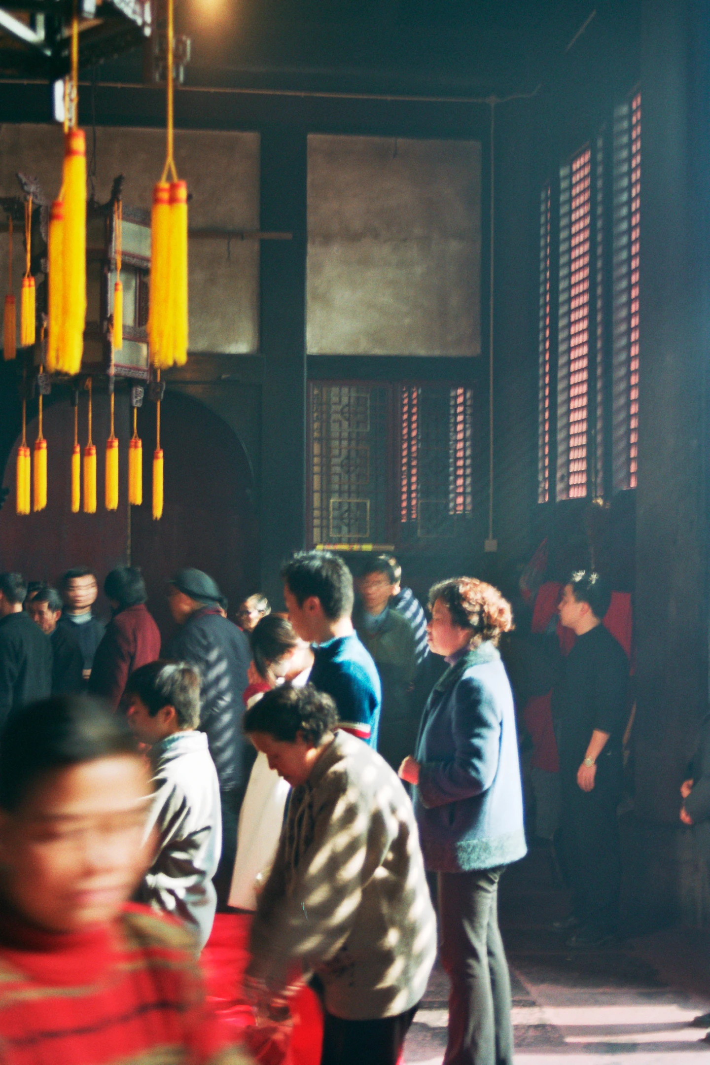 Photo : Pèlerins à la prière au Temple Wenshu à Chengdu, Sichuan, Chine.