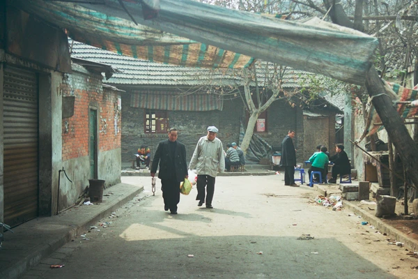 Photo : Passants et résidents dans une ruelle de Chengdu, Sichuan, Chine.