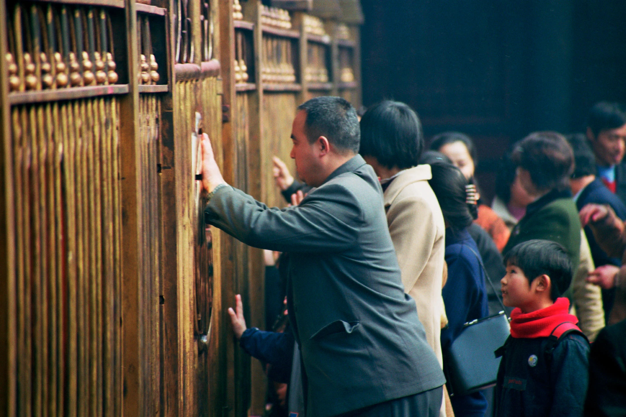 Photo : Pèlerins à la prière au Temple Wenshu à Chengdu, Sichuan, Chine.