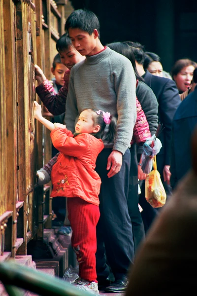 Photo : Fillette priant au Temple Wenshu, Sichuan, Chine.