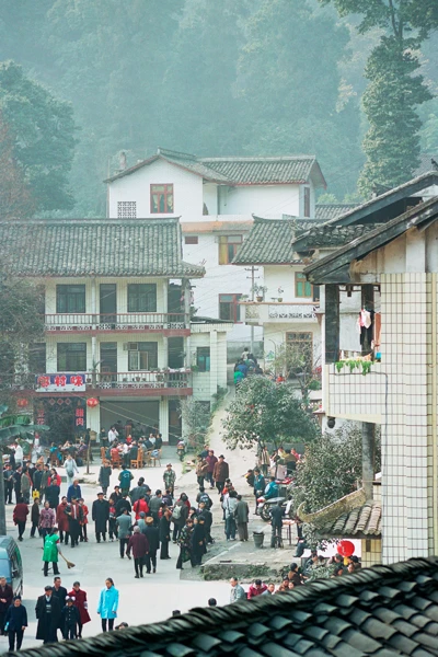 Photo : Village dans les montagnes sur le chemin des pèlerins, Sichuan, Chine.