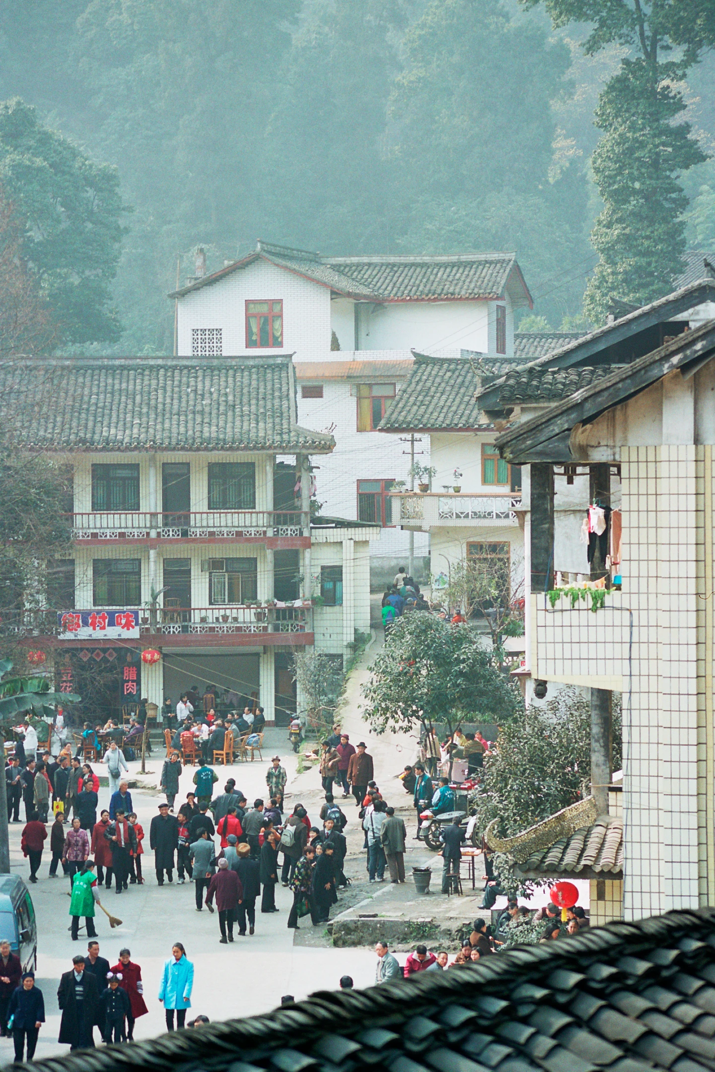 Photo : Village dans les montagnes sur le chemin des pèlerins, Sichuan, Chine.