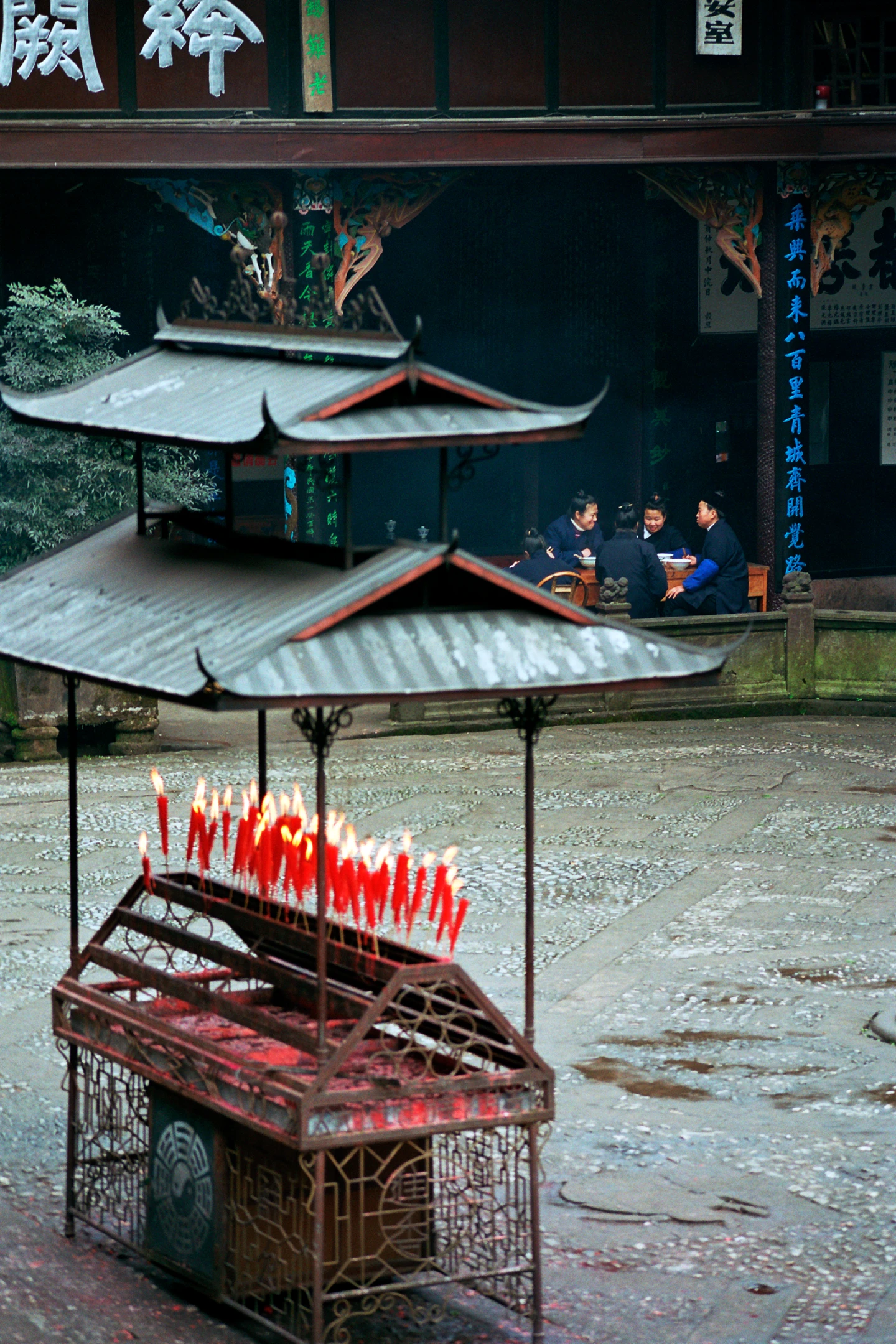 Photo : Repas au temple dans l'intimité d'un candélabre, Sichuan, Chine.