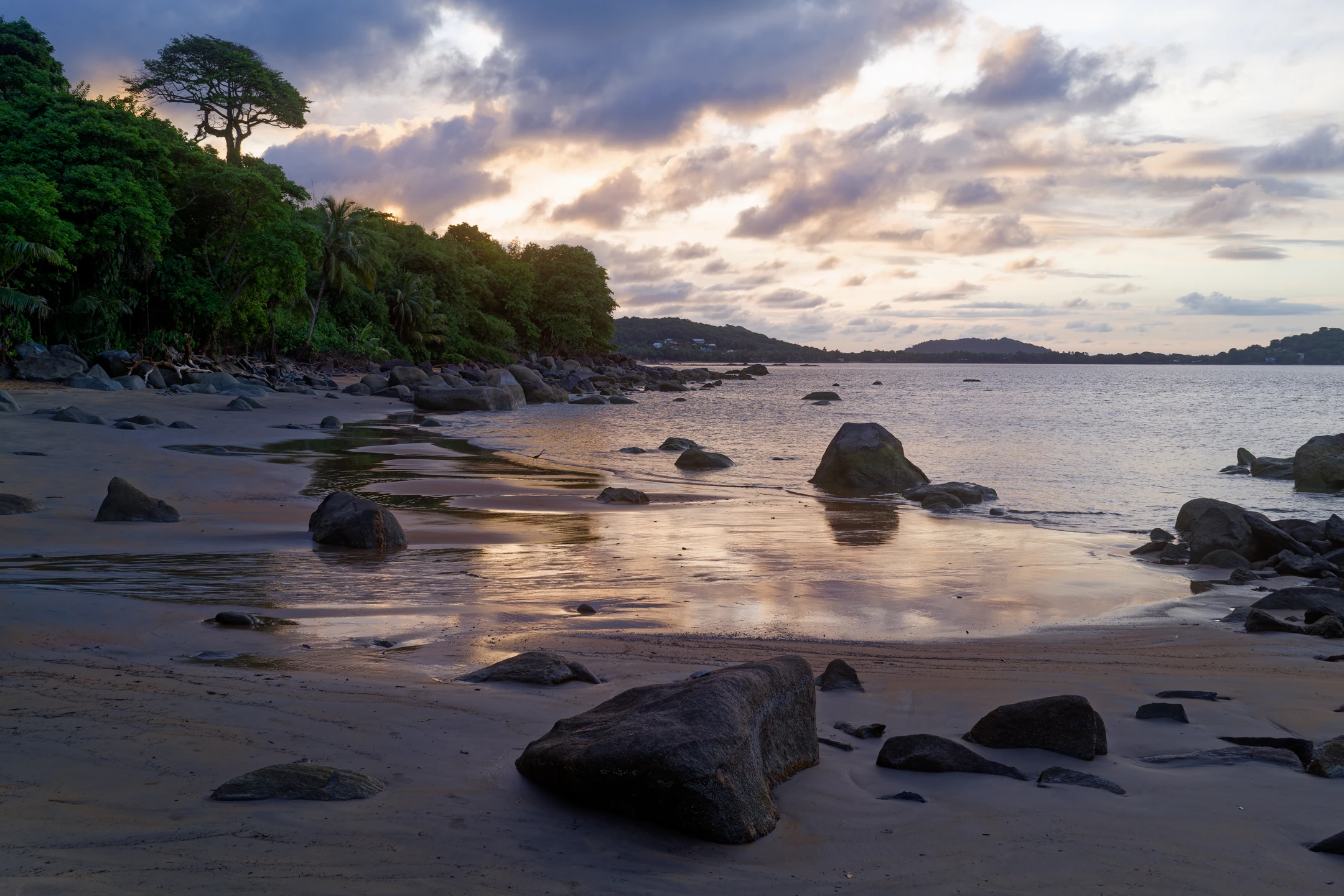 Photo : plage de Gosselin au crépuscule, Guyane.