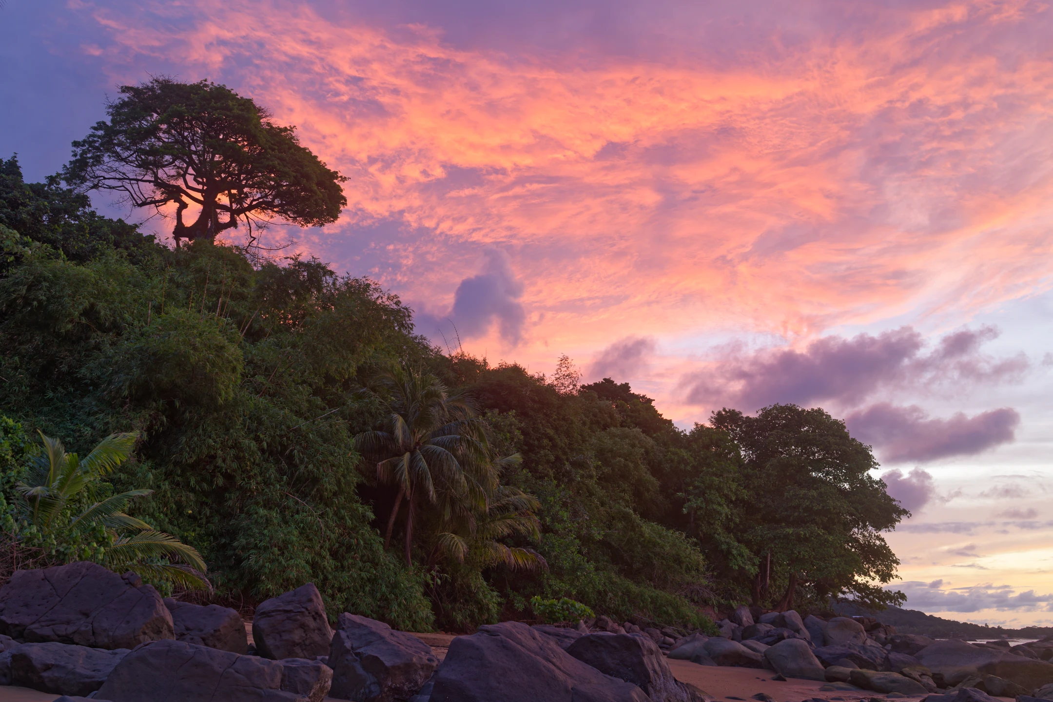 Photo : Ciel rougeoyant de la Plage de Gosselin au crépuscule, Guyane.