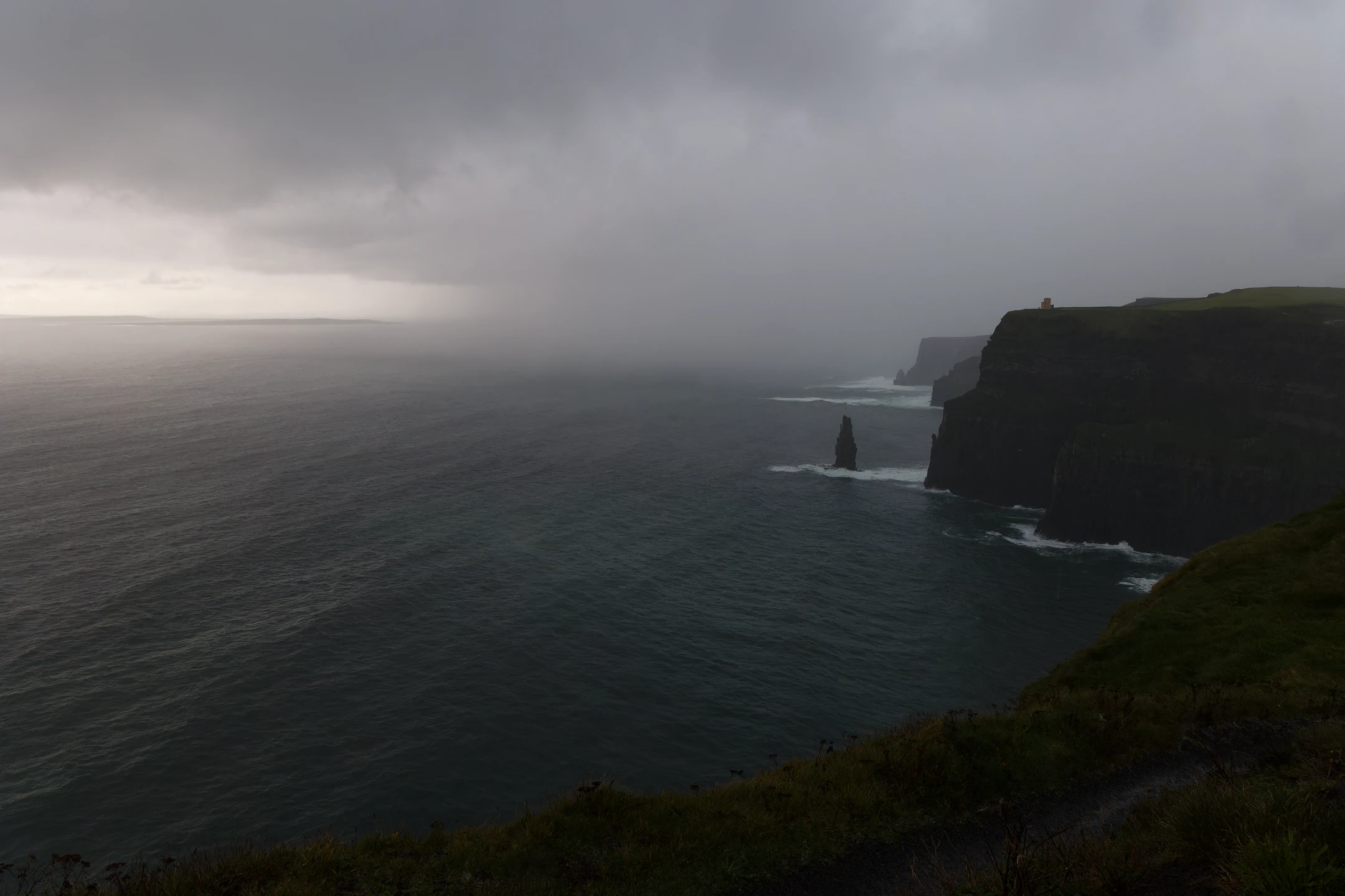 Photo : Falaises de Moher (Cliffs of Moher) juste après la tempête, Irlande (Ireland).