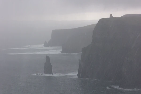 Photo : Tempête de grêle aux Falaises de Moher (Cliffs of Moher), Irlande (Ireland).