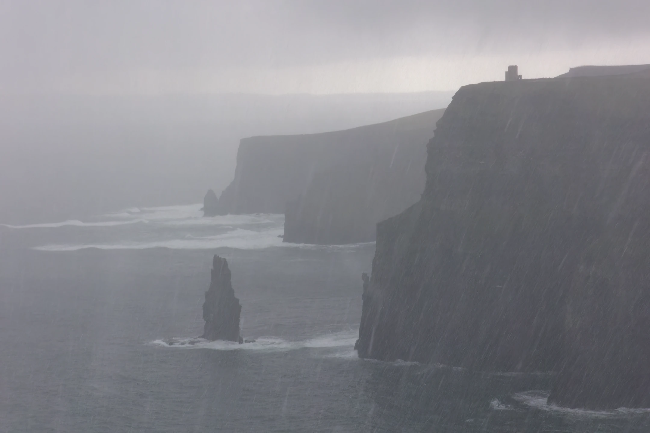Photo : Tempête de grêle aux Falaises de Moher (Cliffs of Moher), Irlande (Ireland).