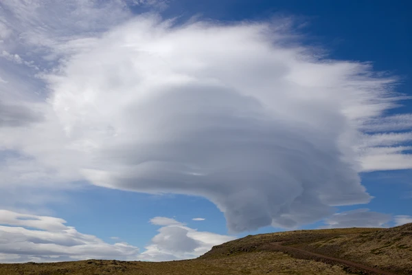 Photo : Nuage lenticulaire au sommet d'une colline5.