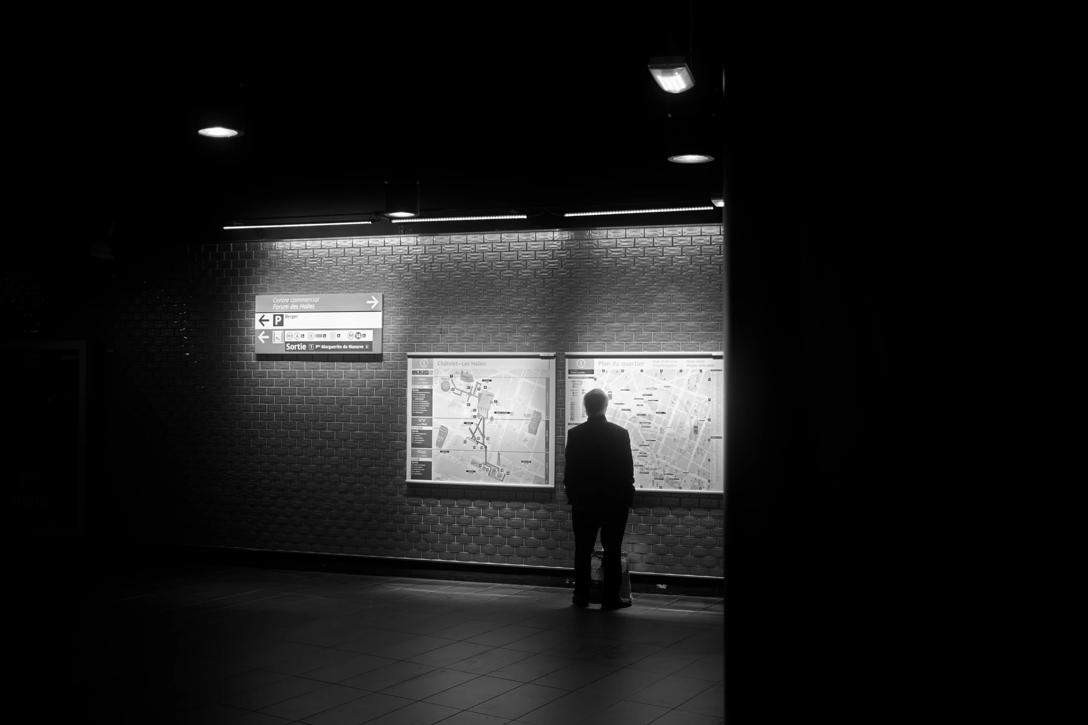Street photo Paris : Métro Les Halles.