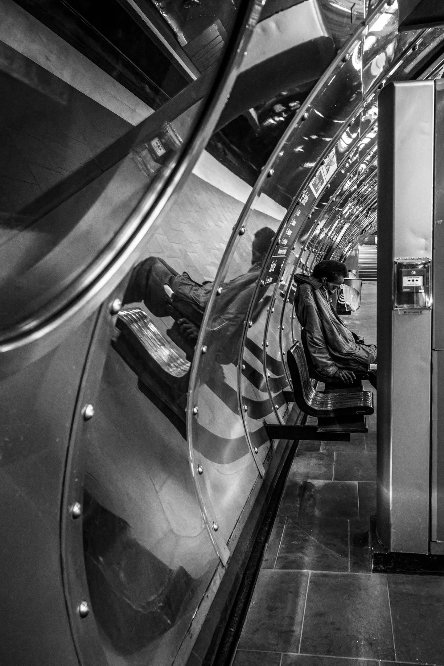 Street photo Paris : Métro Arts-et-Métiers.