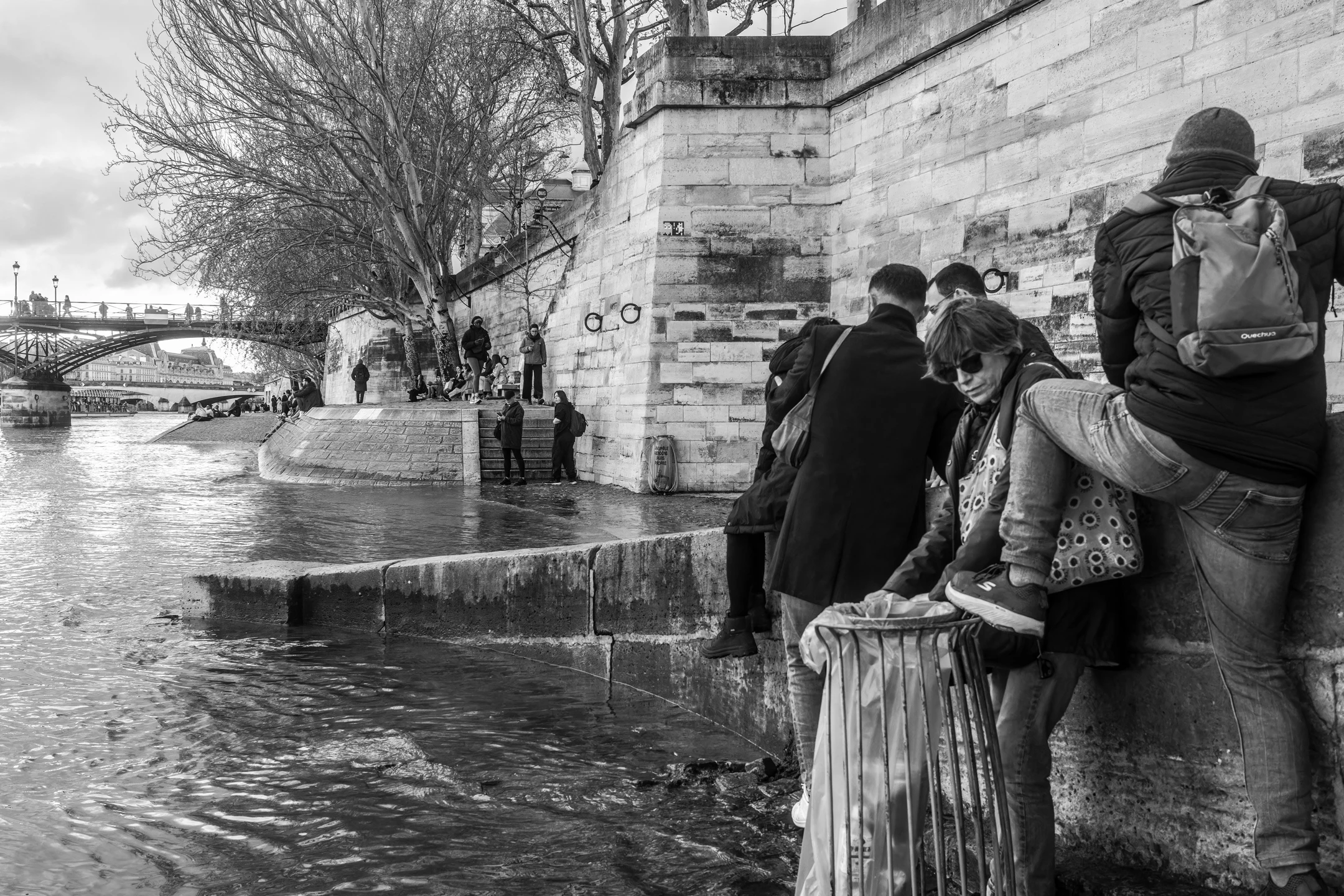 Street photo Paris : Quais de Seine et Pont des Arts.