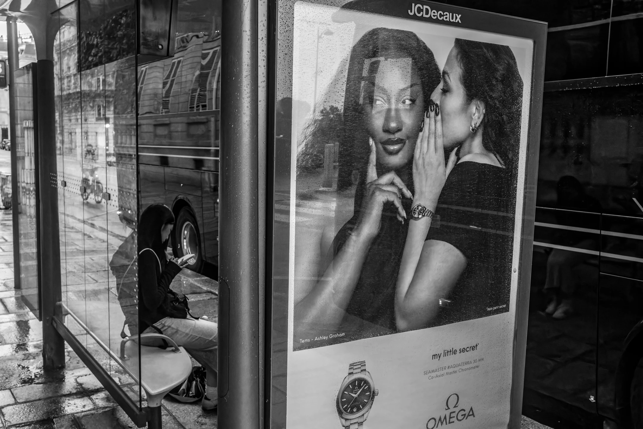 Street photo Paris : Station de bus de la Rue de Solferino.