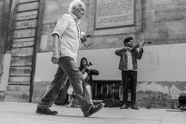 Street photo Paris : Violoniste & Violoncelliste – Marais, Rue Pavée.