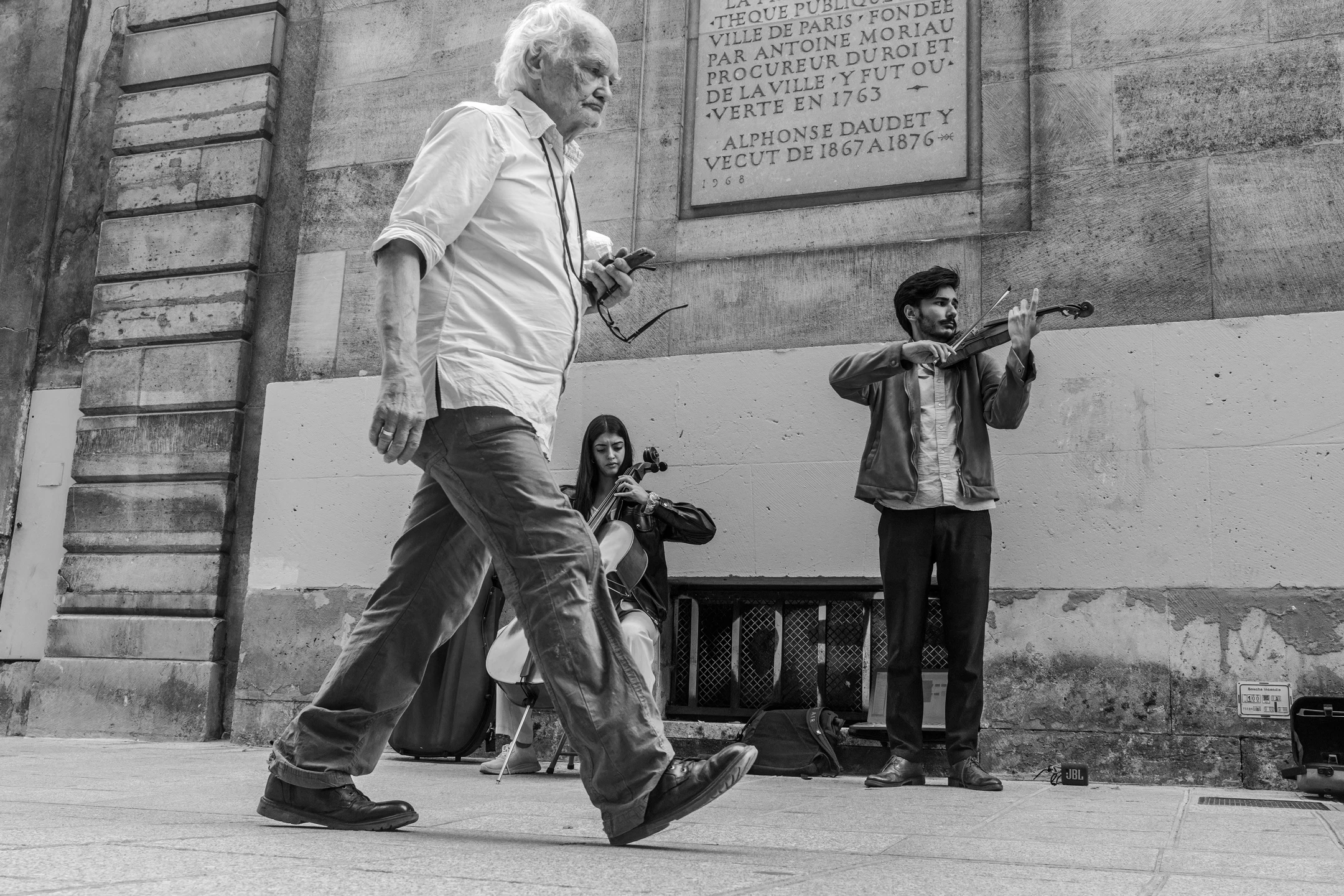 Street photo Paris : Violoniste & Violoncelliste – Marais, Rue Pavée.