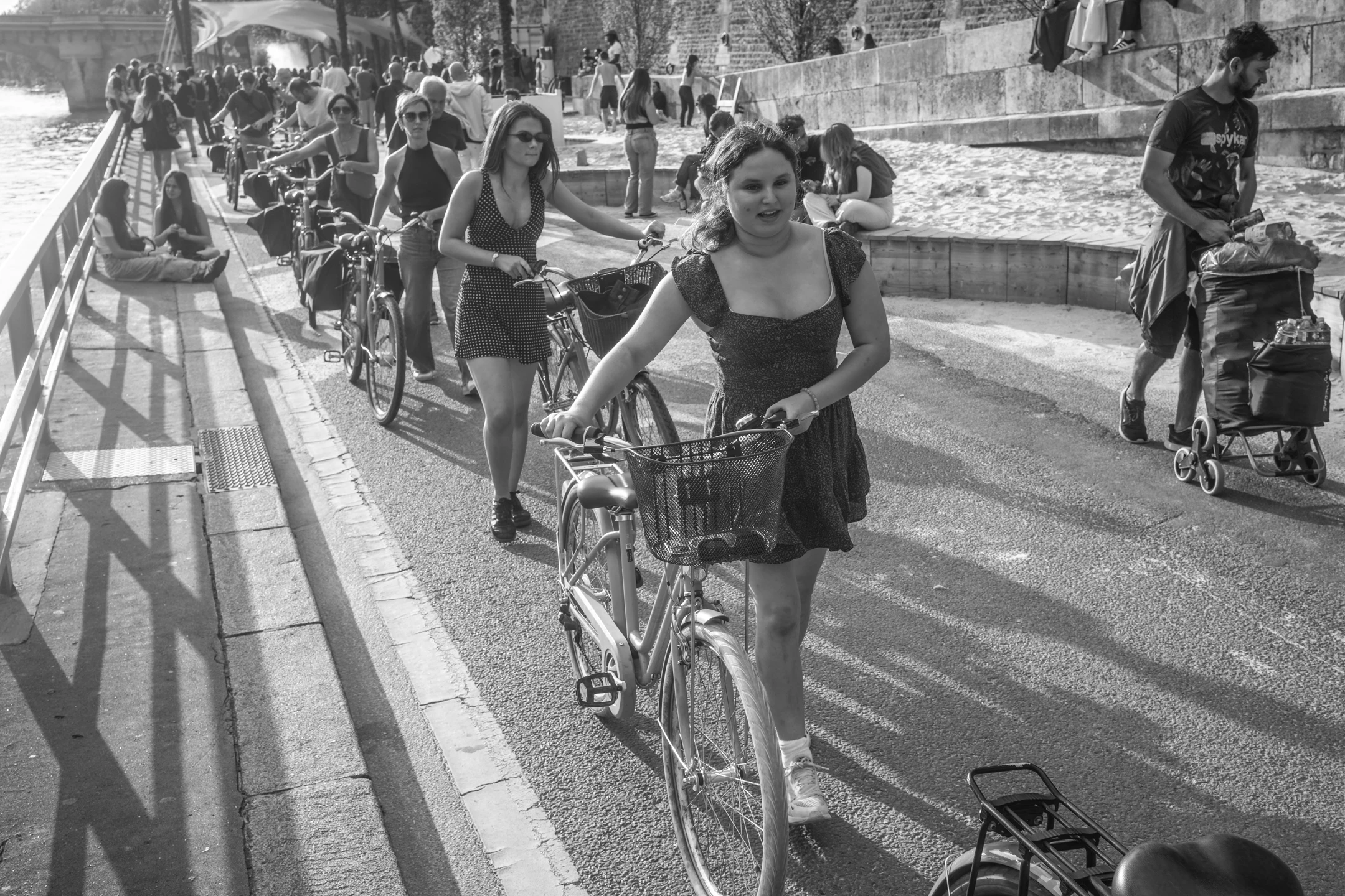 Street photo Paris : Voie Georges Pompidou.