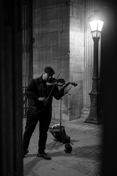 Street photo Paris : Violoniste – Musée du Louvre.