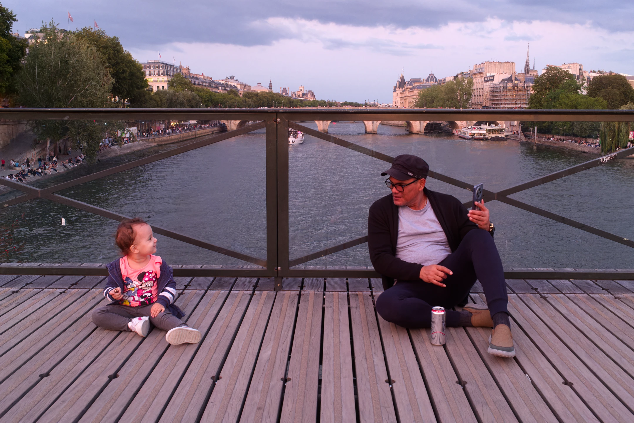 Street photo Paris : Complices – Pont des Arts.