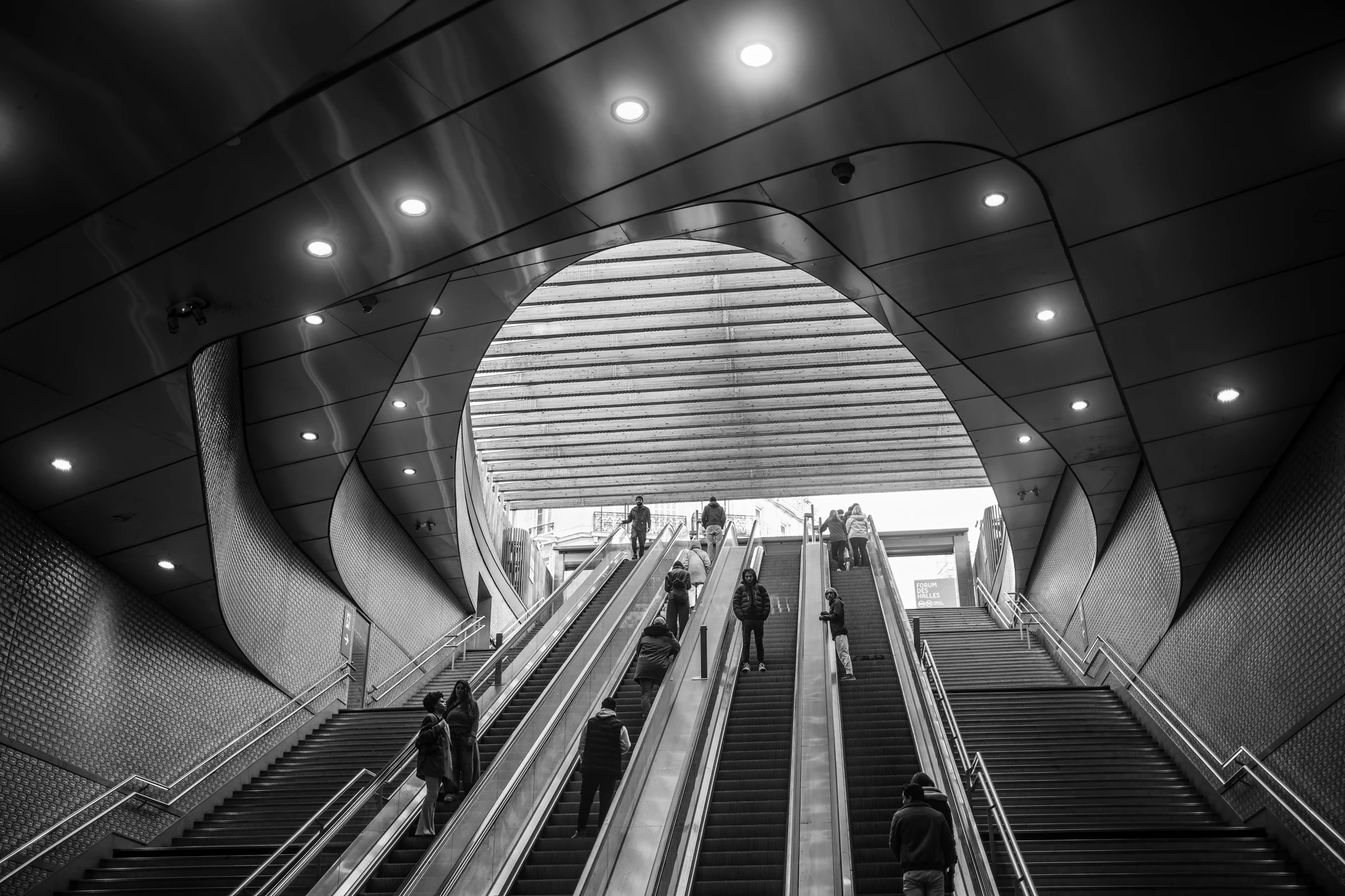 Street photo Paris : Bouche de métro et langue d'acier – Forum des Halles.
