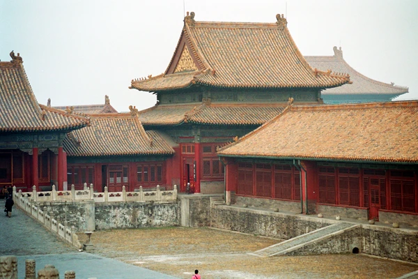 Photo : Palais intérieurs de la Cité Interdite, typique des palais Ming et Qing, avec charpentes en bois massif, murs rouges et socles en pierre blanche. Chine.
