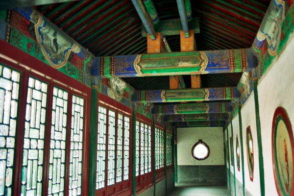 Photo : Corridor intérieur de la Cité interdite, boisé et richement ornementé. Chine.