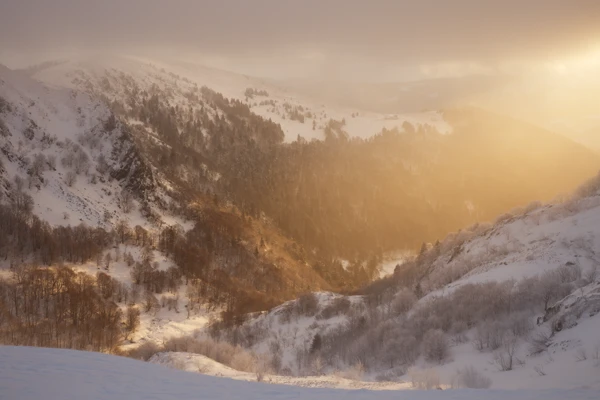 Photo : Levé de brume sur le Lac du Schiessrothried en hiver, Vosges.