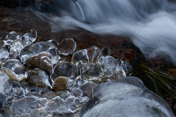 Photo : Goutte du Saichy et galets gelés en hiver, Vosges.