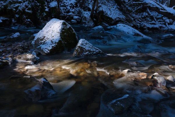 Photo : Saut du Bouchot saupoudré de neige en hiver, Vosges.