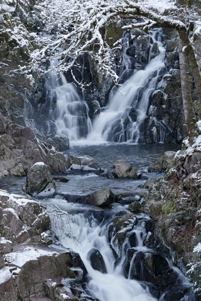 Photo : Cascade du Saut du Bouchot, enneigée et gelée en hiver, Vosges.