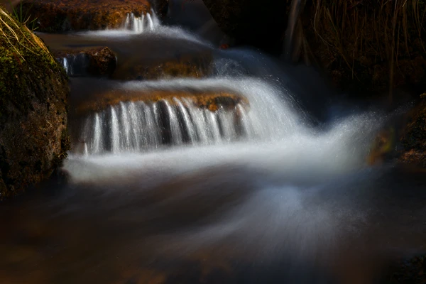 Photo : Ruisseau de Blanchemer à l'automne en filé statique, Vosges.