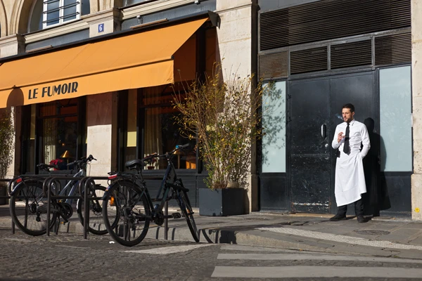 Street photo : France, Paris, Rue Errault, Restaurant Le Fumoir.