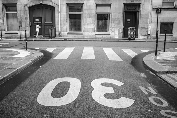 Street photo : France, Paris, Carrefour de la Rue du Temple et Rue Chapon.