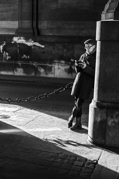 Street photo : Photographe – France, Paris, Musée du Louvre.