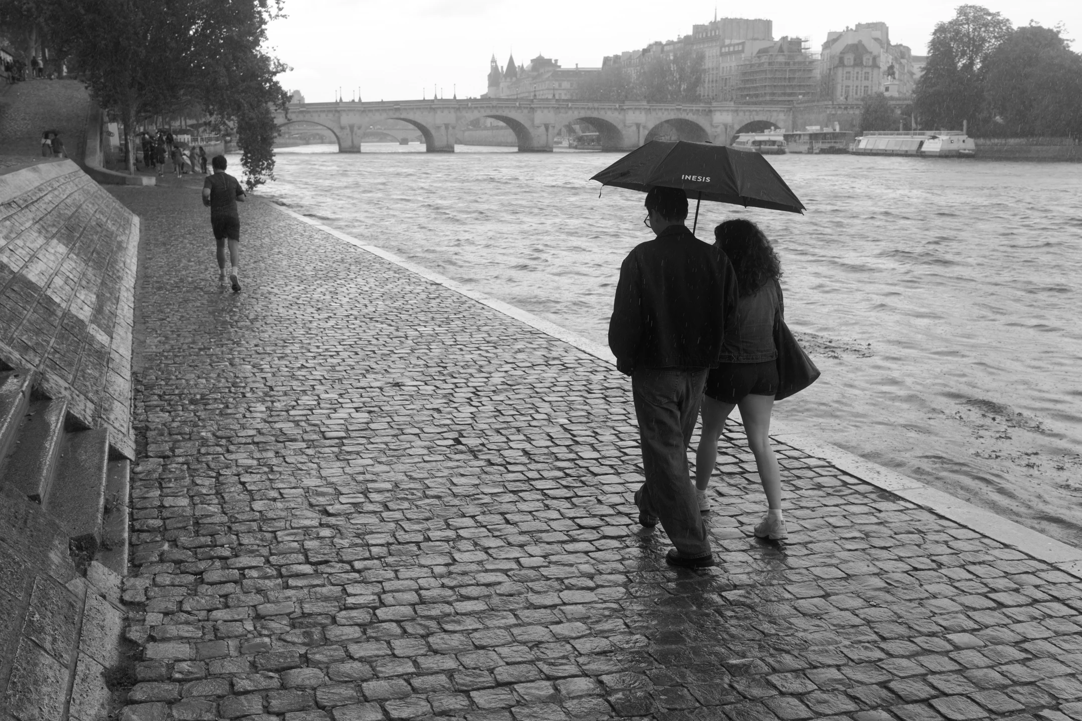 Street photo : France, Paris, Port du Louvre et Île Saint-Louis.