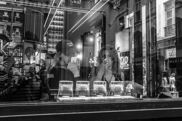 Street photo : France, Paris, Marais, Rue des Rosiers.